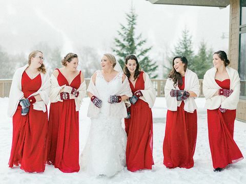 jule bryllup ideer røde brudepige kjoler