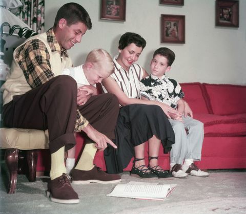 Jerry Lewis og Patti Palmer, omkring 1960, med deres sønner Gary og Ronald.