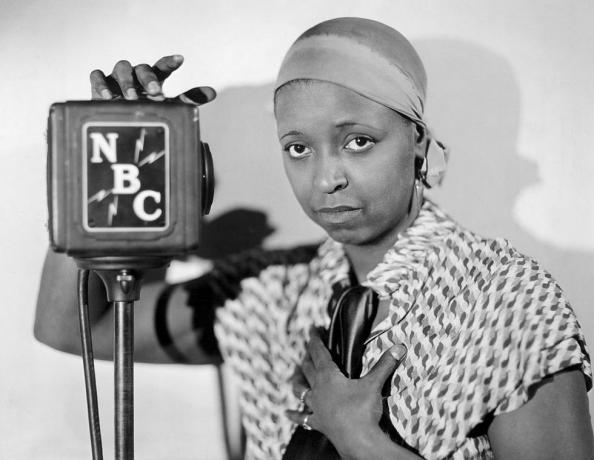 original billedtekst ethel waters som radiounderholder i 1920'erne, hun står ved siden af ​​nbc mikrofon udateret fotografi