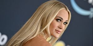 carrie underwood kigger over skulderen