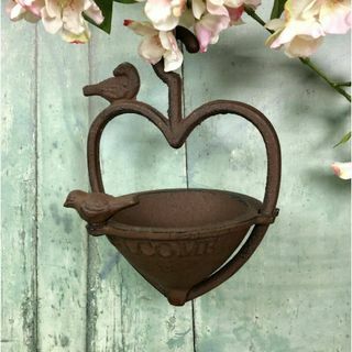 Vintage støbejerns hjerteformet foder til fuglefrø