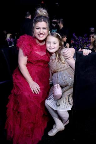 afbilledet Kelly Clarkson og River Rose Blackstock deltager i 2022 Peoples Choice Awards, der afholdes ved barkeren hangar den 6. december 2022 i santa monica, californien foto af mark von holdene entertainmentnbc via getty billeder