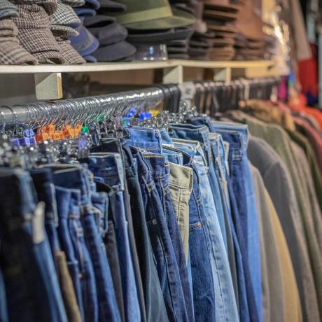 udvalg af vintage denim jeans udstillet på camden market i london