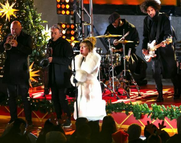 kelly clarkson optræder på rockefeller center