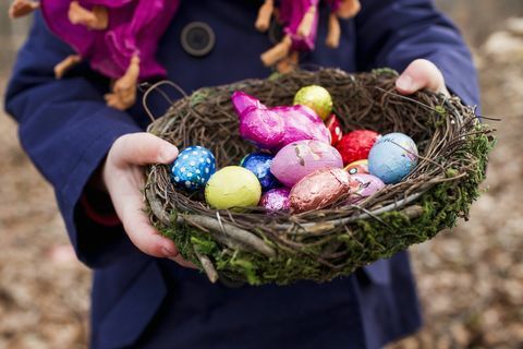 Chokolade påskeæg i kurv