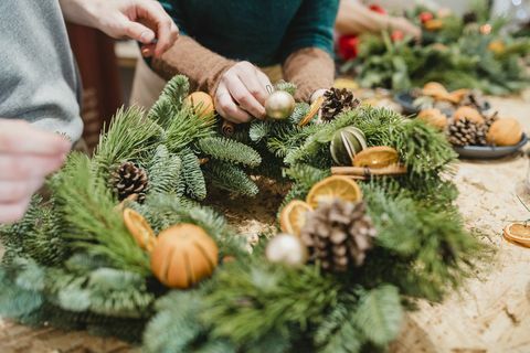 Blomsterhandlere Designing a Christmas Wreath