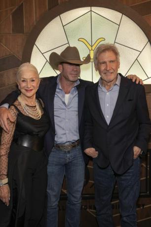 las vegas, nevada december 03 helen mirren, taylor sheridan og harrison ford deltager i 1923 las vegas premiere på encore theatret i wynn las vegas den 3. december 2022 i las vegas nevada foto af shy mcgrathwireimage