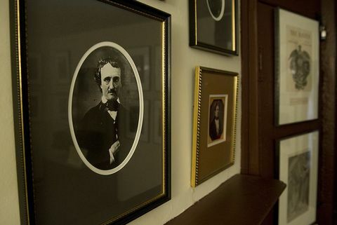 at gå med afp historie af fabienne faur, os litteraturmuseets økonomi. fotos af uswriter Edgar allan poe og hans familie, hænger på væggen i Edgar allan poe-huset og museet, der ligger i forfatterens tidligere hjem i Baltimore, maryland, den 11. august 2011, poe, der levede fra 1809 til 1849, blev kendt for sine mysterium noveller og digte på grund af budgetproblemet, som by ialtimore, poesemuseet i er truet af at lukke afp foto saul loeb flere fotos i billedforum billedkredit bør læse saul loebafp via getty billeder