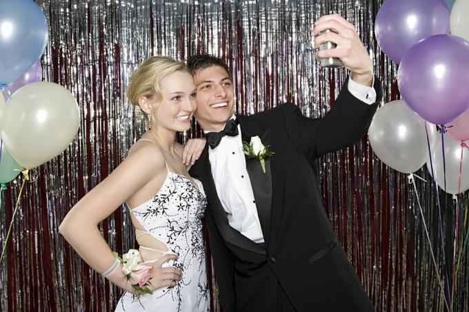 teenage dreng og pige tager et billede ved bal