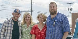 som set på hjembyens overtagelse, poserer ben og erin napier til et billede med partnerne dave og jenny mars i centrum af fort morgan, colorado