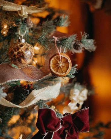 tørret orange ornament hængende på et juletræ