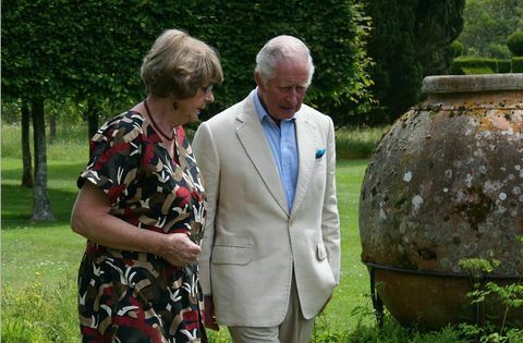 king charles viser pam ayres rundt i highgrove