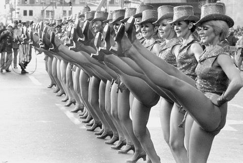 radio city's rockettes kickline ved 1976 Macys parade