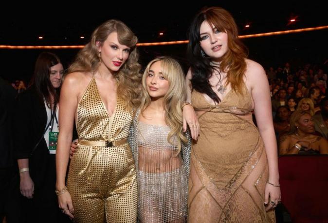 taylor swift, sabrina carpenter og gayle ved 2022 American Music Awards